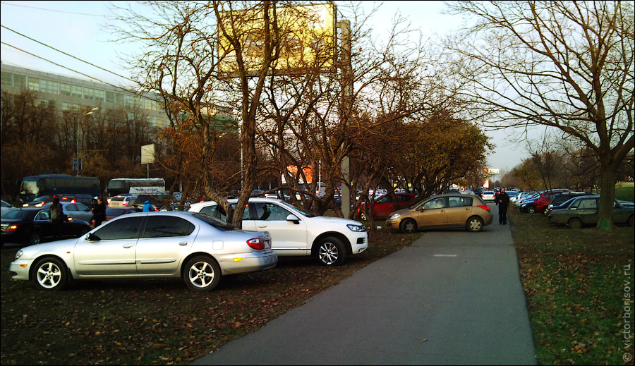 Парковка на газонах у цирка на проспекте Вернадского
